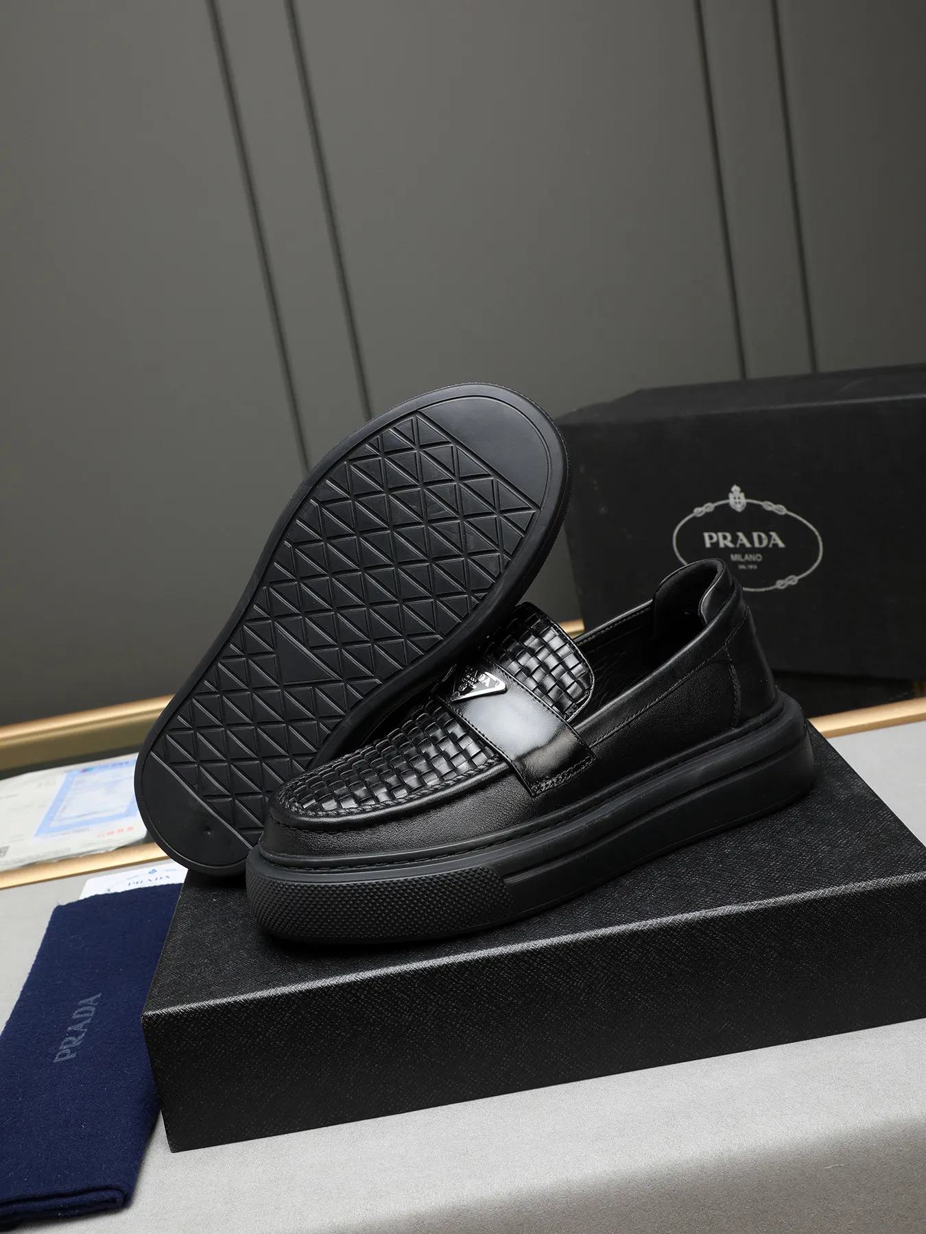 Men's Men's Shoes 💰500 Prada/Prada Men's new casual shoes, this upper is made of imported calfskin + sheep lining! The outsole is made of non-slip foam outsole, which feels good on your feet and is a fashionable and stylish item!  Size: 38-44 (45 customized)